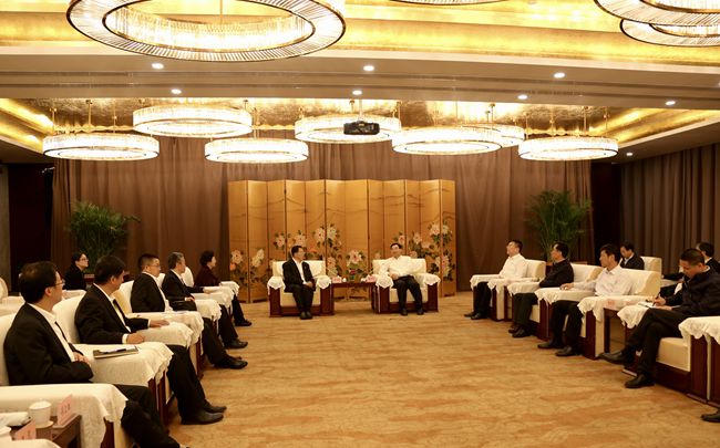 集團領(lǐng)導(dǎo)與陜西省政府胡和平省長舉行會談（圖）