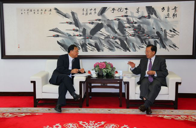 集團(tuán)張學(xué)武董事長會見深圳市前海管理局杜鵬局長一行（圖）