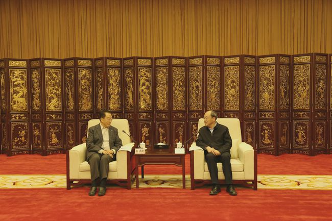 集團(tuán)主要領(lǐng)導(dǎo)與雲(yún)南省政府領(lǐng)導(dǎo)舉行會(huì)談並簽署戰(zhàn)略合作框架協(xié)議（圖）