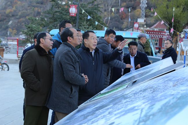 11、張學(xué)武董事長考察迪慶州阿墩子古城規(guī)劃建設(shè)情況_副本.jpg