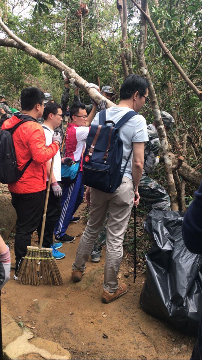 集團職工聯(lián)誼會參與清理麥理浩徑合力為風災善後（圖）