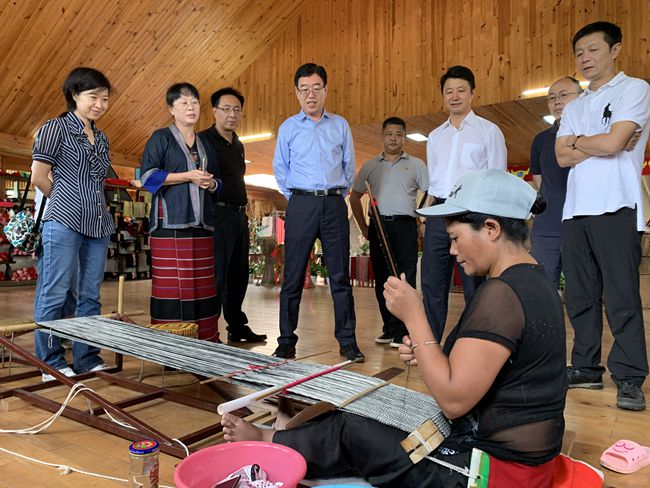 集團(tuán)杜江總經(jīng)理調(diào)研雲(yún)南省孟連和西盟縣扶貧工作（圖）