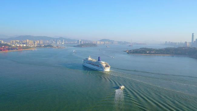 中國(guó)首艘自主運(yùn)營(yíng)的豪華郵輪「鼓浪嶼」號(hào)抵達(dá)廈門港（圖）