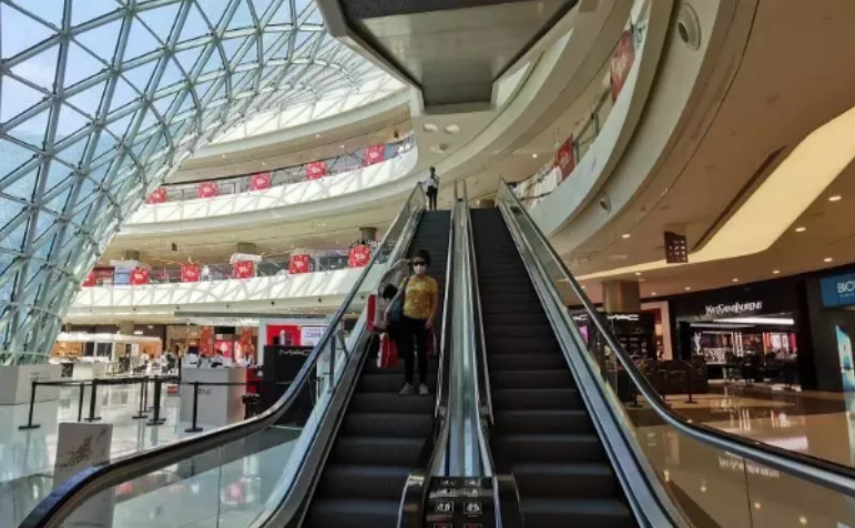 【中國(guó)免稅人在行動(dòng)?一線直擊篇】之十一：這家店恢復(fù)營(yíng)業(yè)，吸引超過(guò)1億人在線看直播！